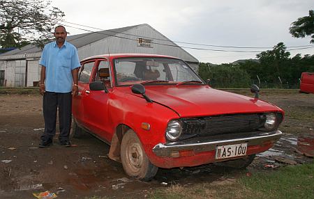 Auf einem Parkplatz in Labasa treffen wir den stolzen Besitzer eines 35 Jahre alten Wagens. Er stellt uns seine Frau und das Innenleben des Wagens vor und laedt uns nach Hause ein. Leider koennen wir die Einladung nicht annehmen da wir vor Einbruch der Dunkelheit wieder in Savu Savu  sein muessen.