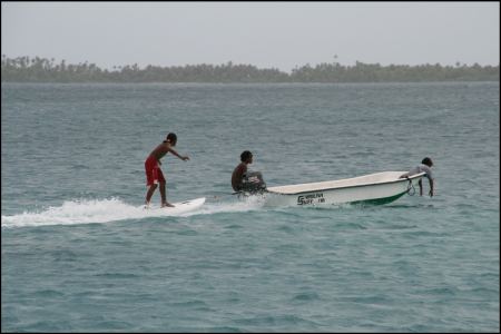 3-surfbrett-hinter-motorboot.jpg