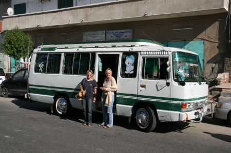 Unser Agent organisiert einen Bus fÃ¼r uns 4 und wir fahren nach Suakin, was auch nach Aussage der Einheimischen die einzige SehenswÃ¼rdigkeit in unserer NÃ¤he ist.