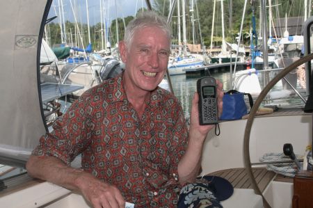 Das ist Norbert, die gute Seele von der Segelyacht Sturmvogel mit dem reparierten SAT-Telefon.