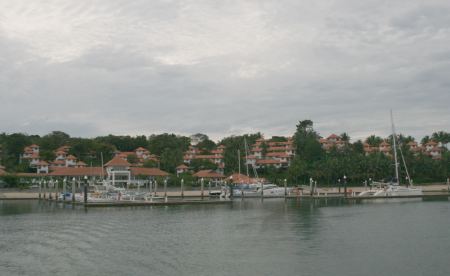 Zwischenstopp in der Nongsapoint Marina in Batam, Indonesien.