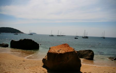 ..... und nun warten in der Nai Harn Bay.