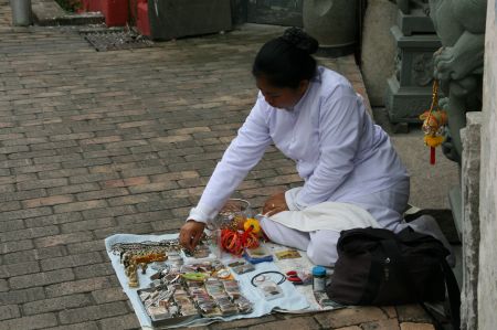 Vor dem Tempel werden kleine Andenken verkauft. 