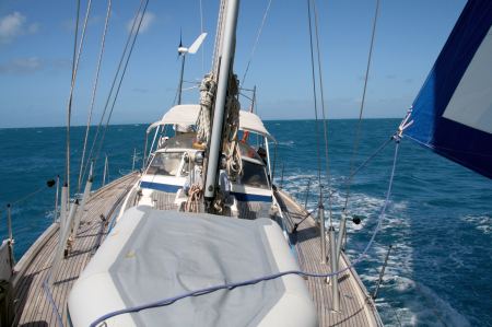 Bei durchschnittlich 25 Knoten Wind geht es mit gereffter Genua schnell voran.