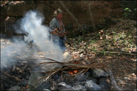 4-xavier-legt-das-holz-auf-den-grill.jpg