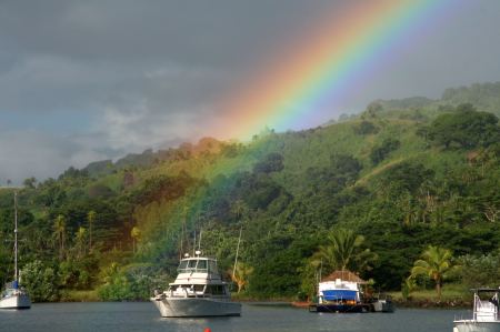 Regenbogen endet oder beginnt direkt in der Bucht.