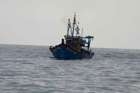 Wieder ein Fischerboot ganz nah. Juliane meint immer "hoffentlich sind das keine Pipiraten"