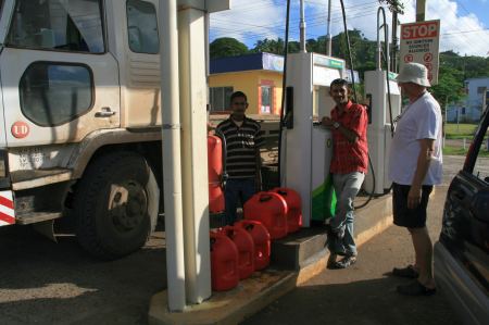 An der Tankstelle holt Ruediger einen Kannister Diesel nach den Anderen.