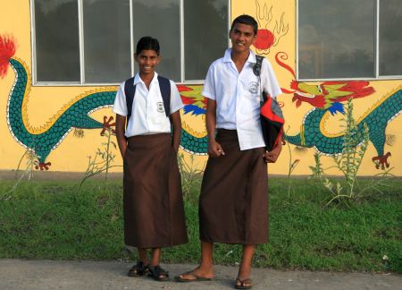 Schulkinder tragen Uniform.