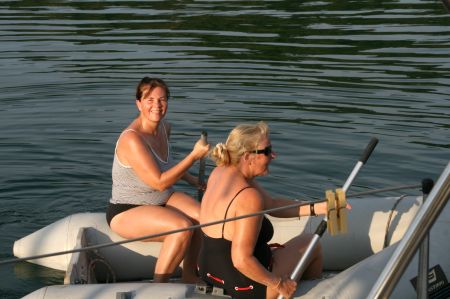 ... paddeln Juliane und Eva ihm entgegen.