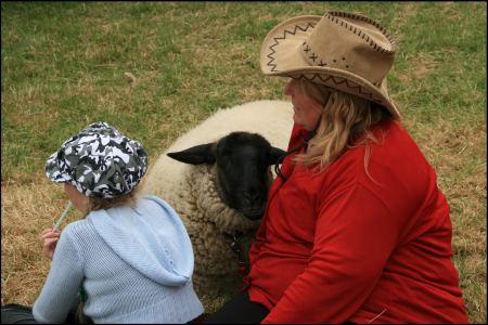 6-frau-mit-schaf.jpg