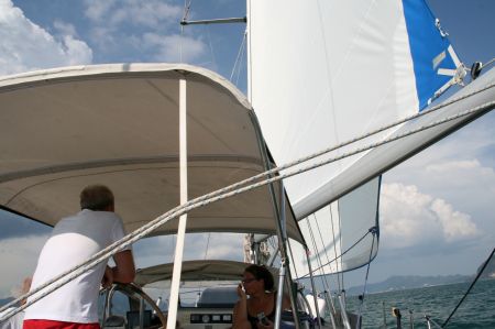 Auf dem RÃ¼ckweg zur Marina haben wir doch tatsÃ¤chlich noch mal Wind und kÃ¶nnen segeln. 