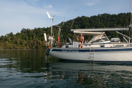 RÃ¼diger muss "drauÃŸen" bleiben weil er wegen seinem Bein nicht zurÃ¼ck ins Boot kommt. Unser Angebot, ihn mit dem Bootsmannstuhl abzulassen hat er abgelehnt.