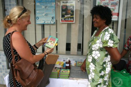 Strassenverkauf von Gesangbuechern und Bibeln. Wir erstehen eine kleine Kinderbibel, die wunderbar bebildert ist.