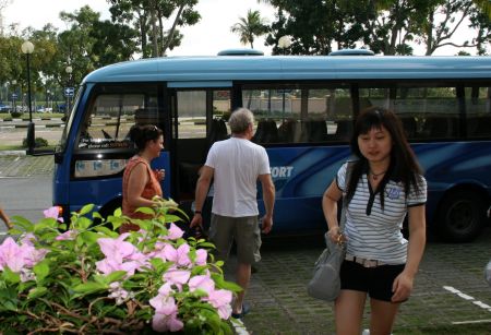 Auf gehtÂ´s mit dem Bus zum Supermarkt.