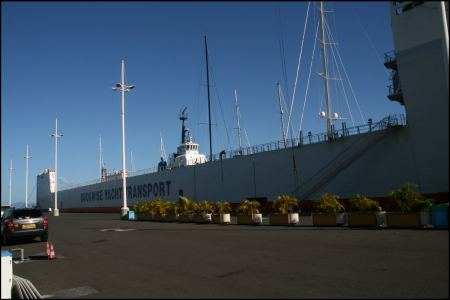 8-1-ungeflutetes-schiff-ragt-weit-aus-dem-wasser.jpg