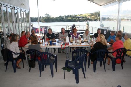 Osterkaffeetrinken im Yachtclub.