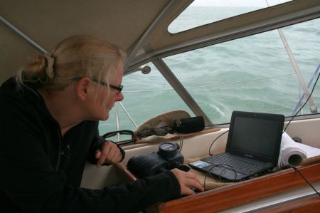 Genaue Navigation - wir fahren am Rand der Schiffahrtsstrasse zwischen der GroÃŸschiffahrt um weder Fischern.