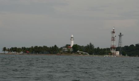 Dann entlang der Schifffahrtstrasse bis zum Raffles-Leuchtturm und von dort ...