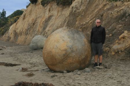 Hinter Palmerston finden wir am Strand diese riesigen, runden Felsbrocken (boeraki-boulders)