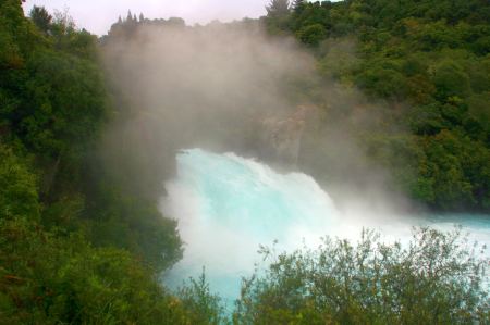 Das blaue Wasser rauscht durch den Kanal und wird zum Wasserfall, der sich Ã¼ber eine 11 Meter lange Klippe ergieÃŸt.