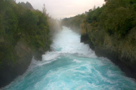 Nur wenige Minuten nÃ¶rdlich von Taupo zwÃ¤ngt sich derWaikato, Neuseelands lÃ¤ngster FluÃŸ, der normalerweise 100 Meter breit ist, durch einen schmalen Spalt von 15 m Breite und dann 10 Meter in die Tiefe.