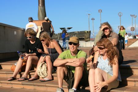 9-jazzfestival die Zuhörer sitzen überall um den Platz herum