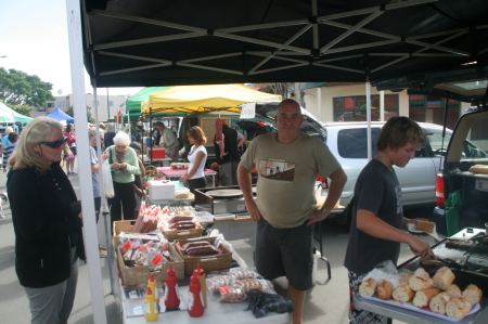 Ostermontag - Farmersmarkt in Kerikeri - beim deutschen Metzter gibt es Bratwurst vom Grill mit Sauerkraut.