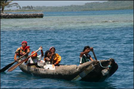 9-kunas-kommen-ans-boot-um-molas-zu-verkaufen.jpg