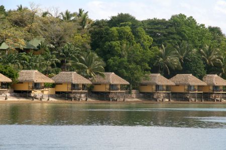 Vor diesem Resort liegen wir an einer Mooring