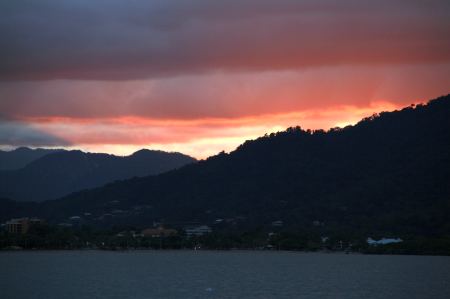 Unsere erste Nacht vor Anker in Australien bietet uns eine wunderbare Abendstimmung