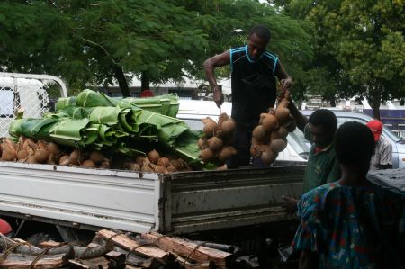 Auf dem Markt von Port Vila wird die Ware geliefert.