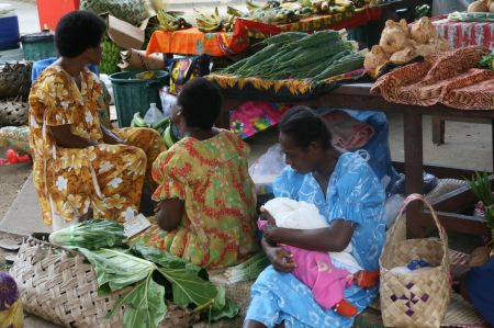 Die Marktfrauen sitzen auf dem Boden bei Ihren StÃ¤nden. Die Kinder sind mit dabei.