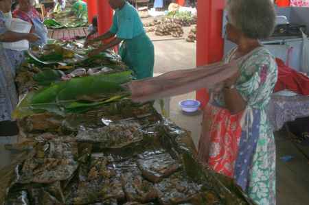 Tarowurzel gekocht und pÃ¼riert wird hier auf BananenblÃ¤ttern serviert mit Fisch, HÃ¼hnchen oder Bananen.