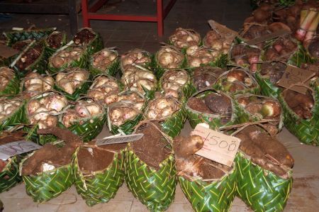 Yamwurzeln und sÃ¼ÃŸte Kartoffeln werden in diesen handgeflochtenen KÃ¶rbchen verkauft.