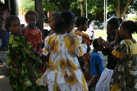 Frauen und Kinder in schÃ¶nen Sonntagskleidern.