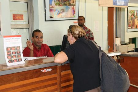 Flughafen Port Vila. "Im Moment haben wir keinen Strom" erklÃ¤rt der nette Herr vom Check in Schalter.