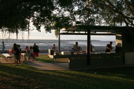 Auch fÃ¼r Jedermann gibt es auf gepflegten Wiesen groÃŸe Grills, die mit Gas betrieben werden. Daneben Tische laden zum Picknick im Freien ein.