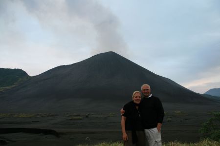 Erinnerungsfoto - RÃ¼diger und Eva vor dem ..... Vulkan.