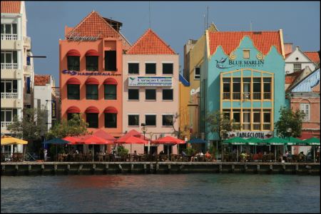 hauserfront-am-kanal-curacao.jpg