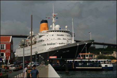 kreuzfahrtschiff-mitten-in-der-stadt.jpg