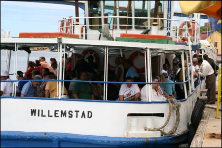 mit-dem-wassertaxi-zur-hafenbehorde.jpg