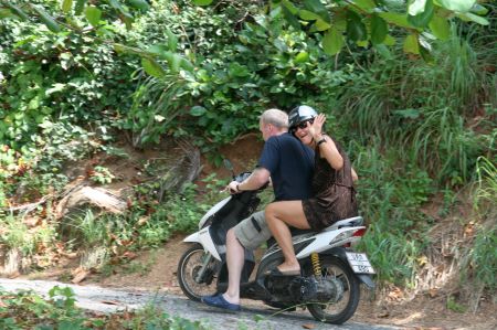 Jaap erkundet die Insel per Moped und nimmt Eva zu einer kleinen Fahrt mit.