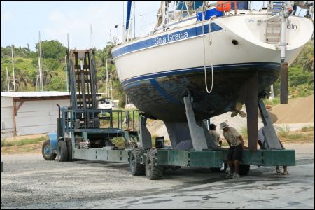 sola-auf-dem-weg-zum-platz-an-land.jpg